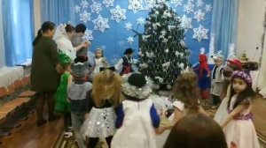 Новогодний хоровод в средней группе  "Колобок"