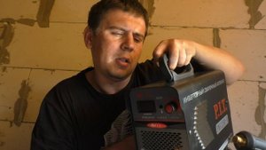 PMI 250-D инверторный сварочный аппарат/Сварщик парень работящий