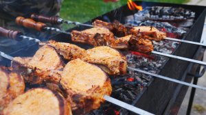 Шашлык по-армянски на углях. Идеальный соус из печеных овощей к мясу.