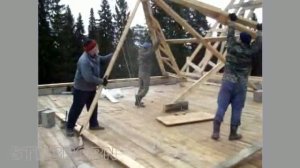 Установка стропильной системы двухскатной крыши.