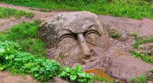 Что за статуя каменного богатыря закопана в Петергофе