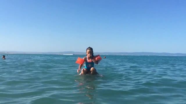 Дети на море ? Анюткины прыжки в воду?♀️ смотреть онлайн