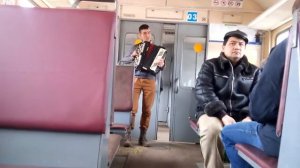 Гармонист в электричке душевно играет