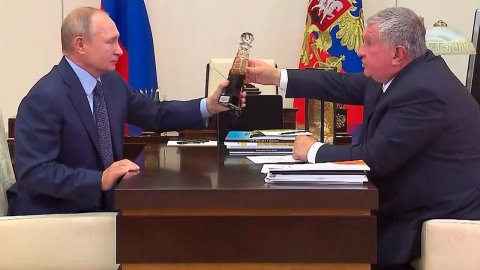 Владимиру Путину подарили бутылку премиальной нефти