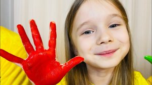 Polina and teaches colors with the help of paints and fruits with a song.