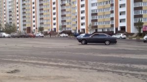 BMW E34 525i красивый дрифт едет боком