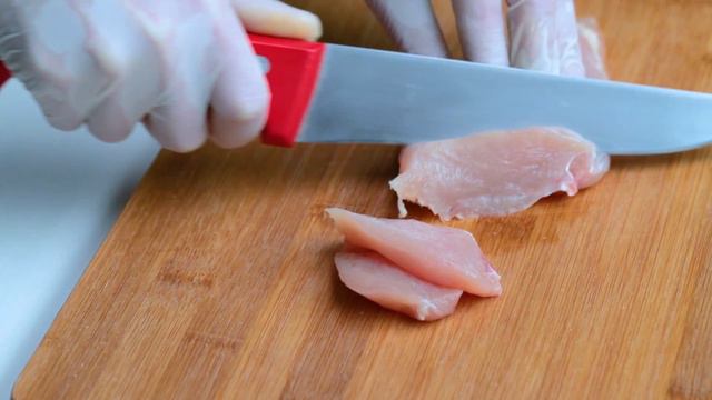 Bazilik Sousunda Küncütlü Toyuqla Tərəvəz Salatı смотреть онлайн