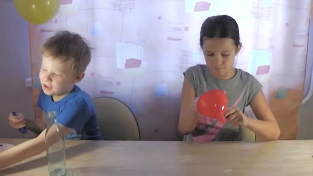 Саша и Артем делают опыты с воздушными шарами смотреть онлайн