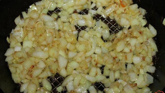 Домашний пирог с рыбой, рисом и жареным луком