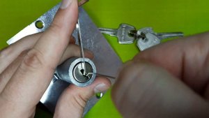 [203]  КАК БЕЗ КЛЮЧЕЙ ЗАМОК ОТКРЫТЬ ПОДРУЧНЫМИ СРЕДСТВАМИ