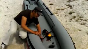 Надувание лодки при помощи пуско-зарядного устройства