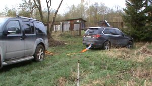 BMW X5 по мокрой траве (off road)