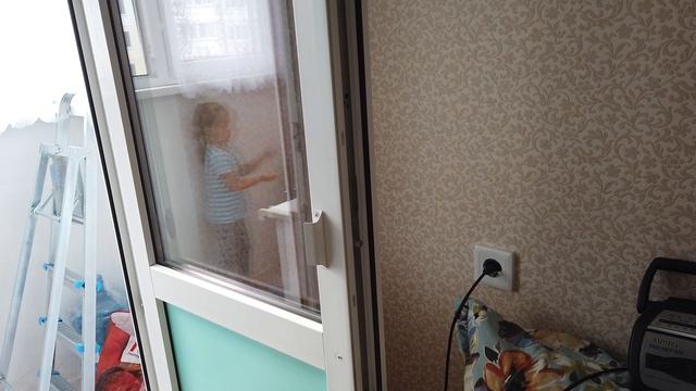 Подсматриваю за внучкой, на камеру и на людях такого не сделает Никогда!!! смотреть онлайн