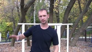 Соскок с гимнастических брусьев на махе назад