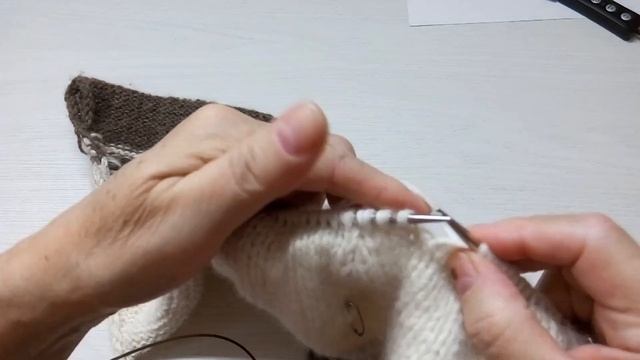 Манишка с капюшоном спицами. смотреть онлайн