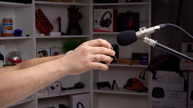 Такую Колонку Ты Точно не Видел! Самая Маленькая Блютуз Колонка с Беспроводной Зарядкой! смотреть онлайн