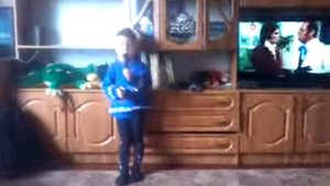 лев певец с микрофоном