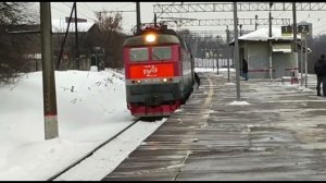 "Тифон ЧС7" ЧС7-015 с приветливой бригадой и пассажирским поездом по пл. Булатниково.