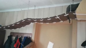 Подвесной мостик для кошек своими руками