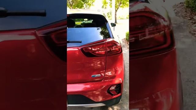 HOT RED - 2022 KIA NIRO Touring Special Edition in Runway Red смотреть онлайн