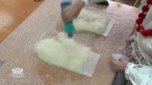 Мастер-класс по валянию варежек из шерсти в национальном стиле