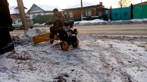 Мотоблок Урал чистит снег