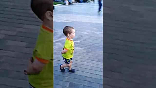 Малыш танцует брейк-данс