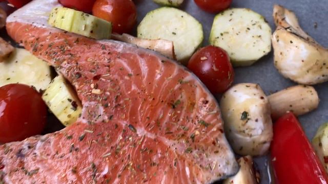 ЯК ЗАПЕКТИ РИБУ З ОВОЧАМИ? Червона риба в духовці