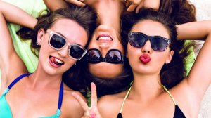 III КРАСАВИЦЫ в БИКИНИ на ШЕЗЛОНГАХ!.mp4