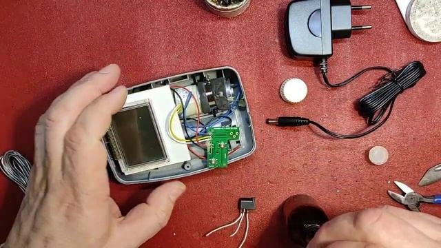Ремонт тонометра AEG BMG 4907. Замена гнезда питания.