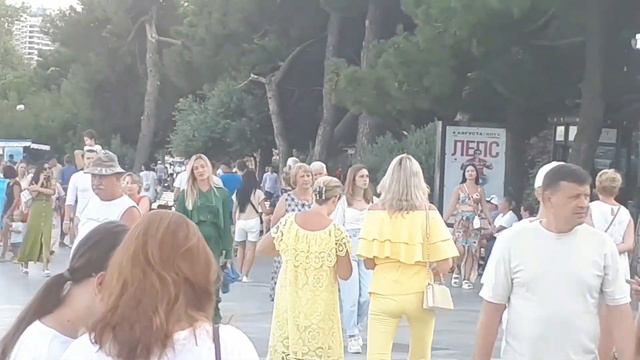 Крым Ялта НАБЕРЕЖНАЯ ЛЕТОМ,МУЗЫКАНТ Красиво играет на гитаре,Ресторан Апельсин.ЯЛТА2021.КРЫМ