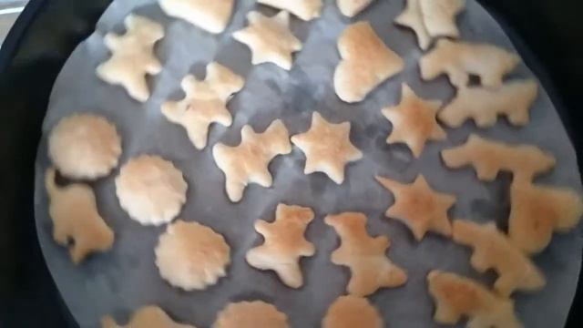 Печенье из слоёного бездрожживого тесто в шоколадной глазури.