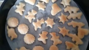 Печенье из слоёного бездрожживого тесто в шоколадной глазури.