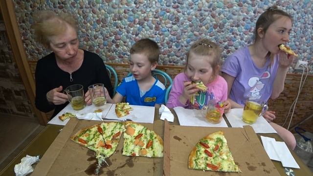 МУКБАНГ УГОЩАЕМ ПИЦЦЕЙ ? НАШУ БАБУЛЮ ? | MUKBANG WE TREAT OUR GRANNY TO PIZZA #мукбанг #mukbang смотреть онлайн