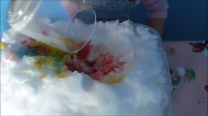 ?У Алисы сенсорная коробочка с настоящим снегом, мы проводим с ним опыты, красим его в разные цвета