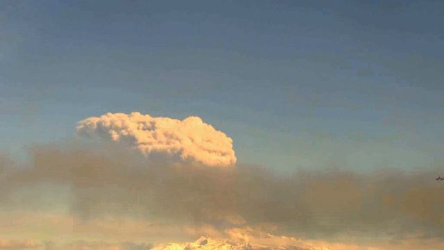 Вулкан Шивелуч. Пепловый выброс на высоту ~ 8 км над уровнем моря. 2017-10-10 23:37 UTC.