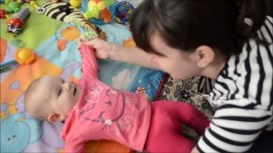 Игра матери и слепого ребенка. 8 месяцев