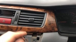 Как снять молдинг торпедо с дефлектором воздуховода кнопкой аварийки Mitsubishi Lancer 9 Cedia