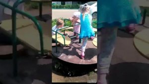 МАЛЕНЬКИЕ ДЕТИ ИЗДЕВАЮТСЯ НАД КОШКОЙ