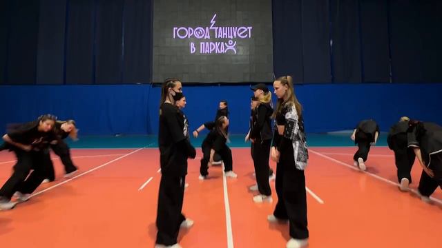 А ТЫ ТАК СМОЖЕШЬ? В прошлом сезоне фестиваля «Город танцует в парках» победила команда Marvel Crew