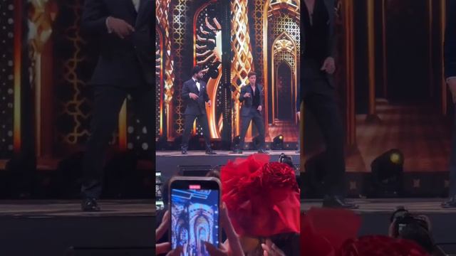 Hrithik Roshan Grand Entry in IIFA 2023 | Public Reactions | Fan Moment Of Varun & Vicky Kaushal ||