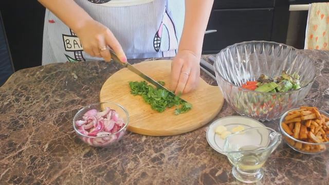 САЛАТ с ФАСОЛЬЮ И КИНЗОЙ! очень вкусный и сытный.