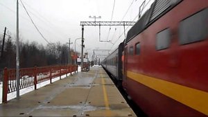 Электровоз ЧС2Т-1003 с поездом и приветливый машинист