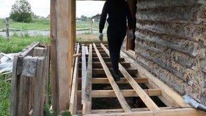 Делаем пол в бане. Бюджетная стройка.