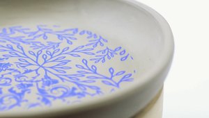 Как нанести подглазурную деколь на глиняное изделие? Смотрите видео!