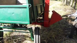 Самодельный щепорез на тракторе Т-16 в работе