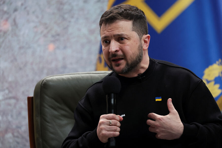 Зеленский предложил продлить мобилизацию и военное положение на Украине
