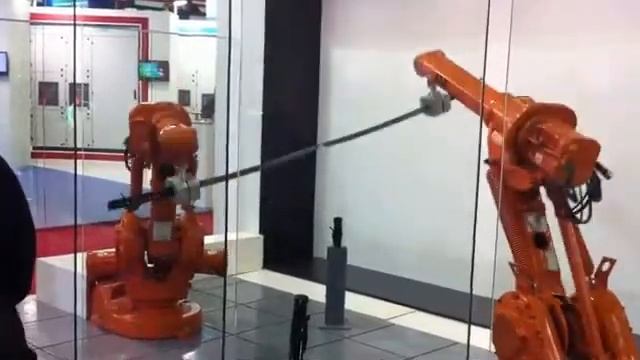 Демонстрация точности промышленных роботов с помощью катан Робо-самураи, их нам точно не хватало в смотреть онлайн