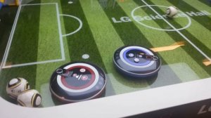 Пылесосы LG Hom-Bot играют в футбол