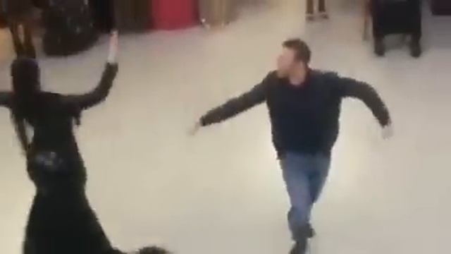Тамила танцует